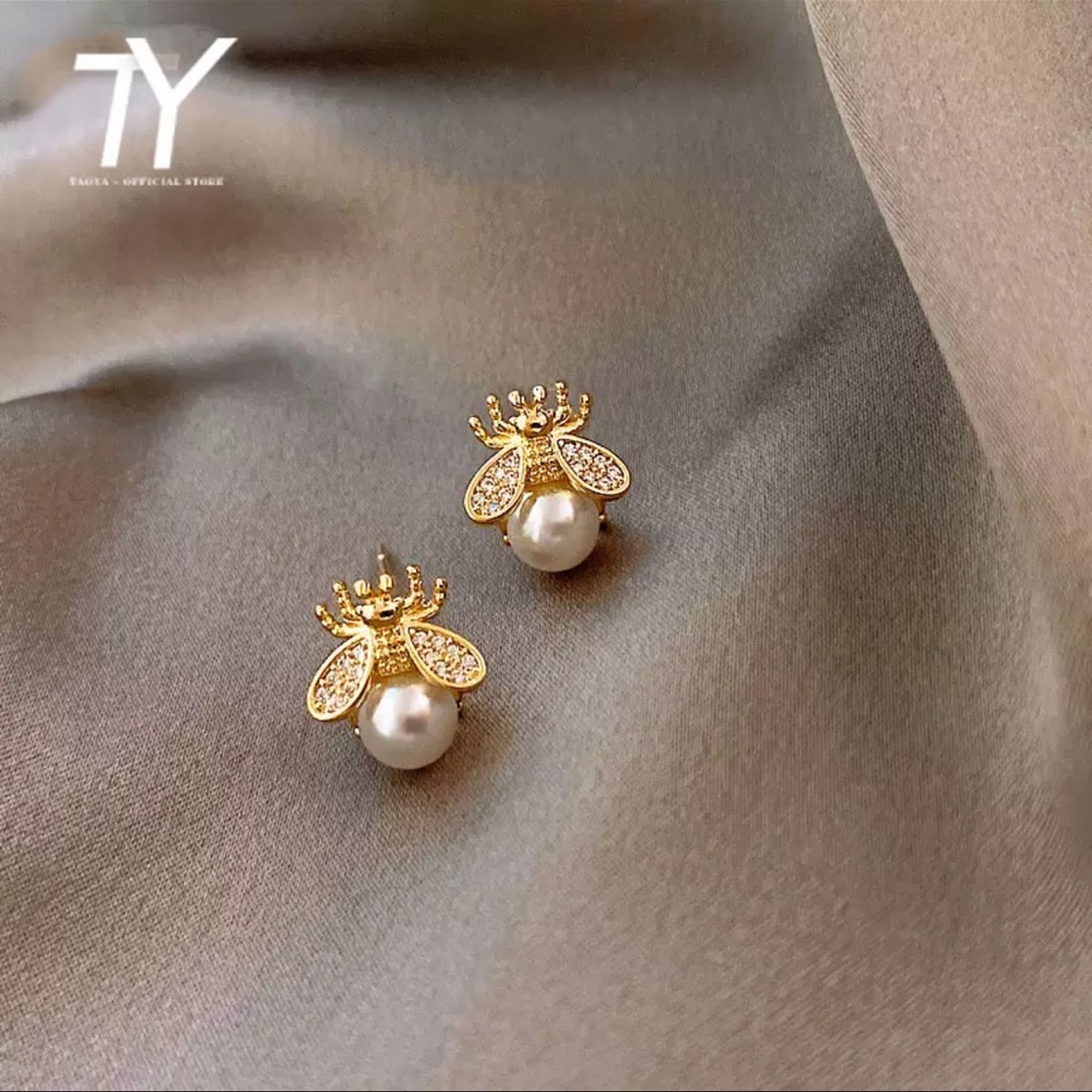 luxurious Pearl Woman's Earrings